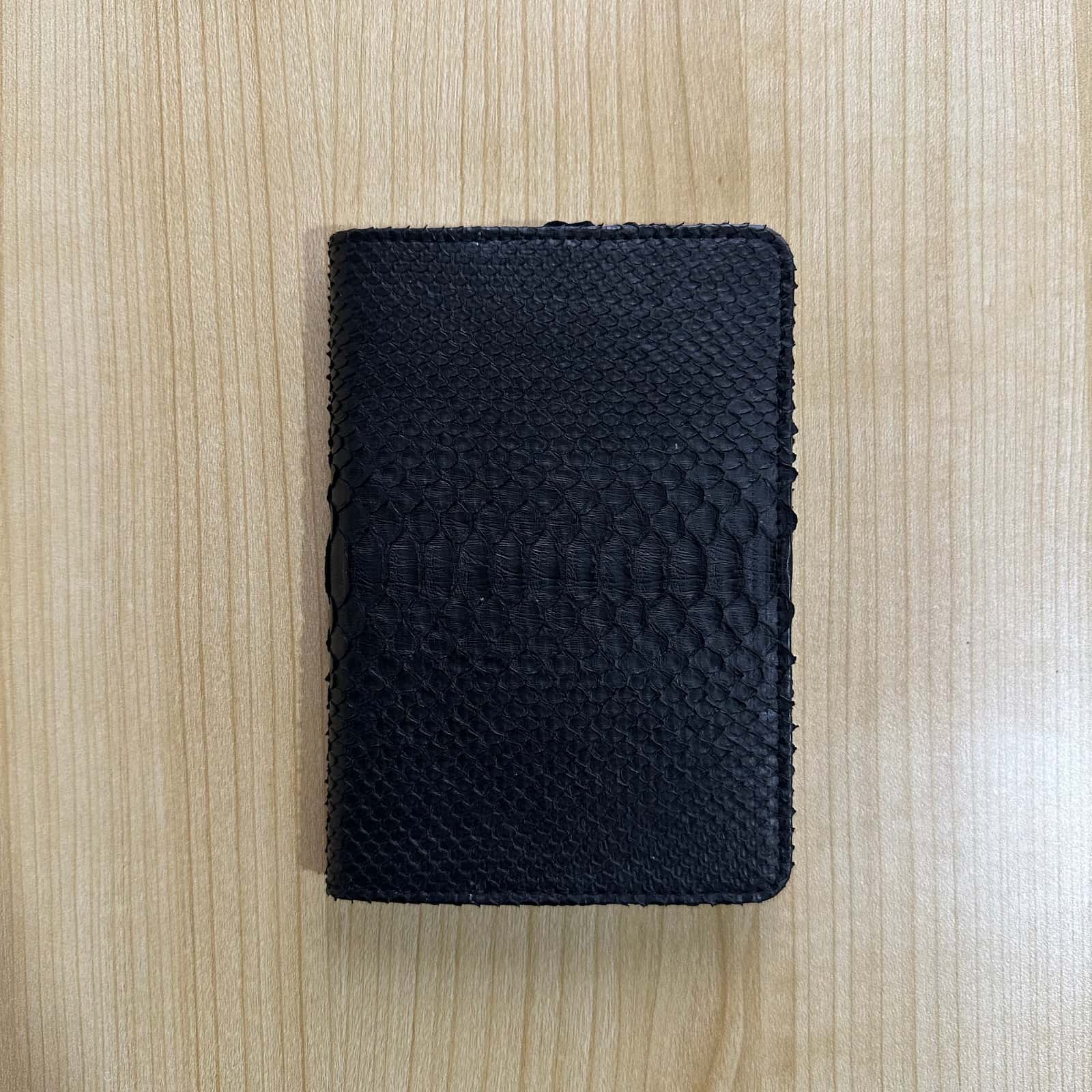 Rimba Holder Paspor — Hitam Python thumbnail 2